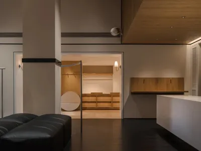 光線充足的客廳，配有木質地板、沙發、椅子和餐桌，營造舒適且吸引人的氛圍