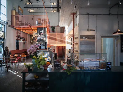 現代餐廳擁有寬敞開放式用餐區，設有吧台、餐桌與椅子，自然光與人工照明交織，營造溫暖親切的氛圍