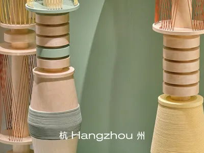 舒適客廳空間，淺綠色牆面、白色桌子和白色包包，營造出井然有序的感覺