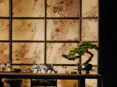 木桌椅與大理石花瓶的餐廳，燈光明亮、氛圍溫馨
