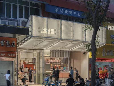 充滿活力的戶外餐廳場景，採用藍白配色，呈現人們坐在桌旁或站立周圍，桌椅與自行車映入眼簾