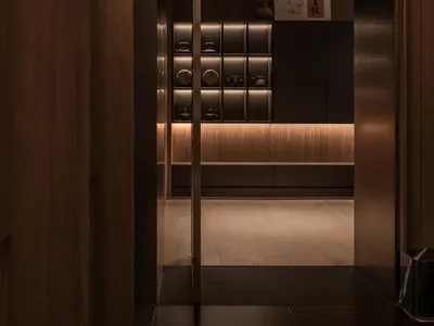 溫暖舒適的廚房餐廳區域，木質地板和牆面，餐桌與櫥櫃，搭配柔和燈光