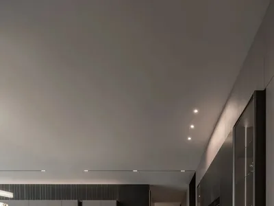 明亮且溫馨的廚房與餐廳區域，配有黑色檯面、餐桌及自然光線