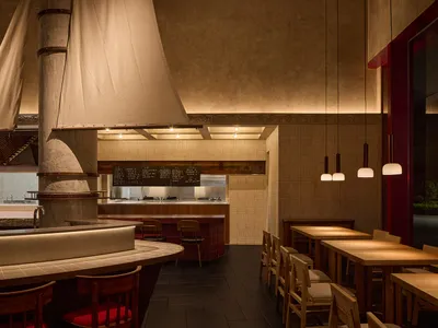 光線充足的餐廳室內，採用現代木質與瓷磚元素，配有餐桌、餐椅及餐具