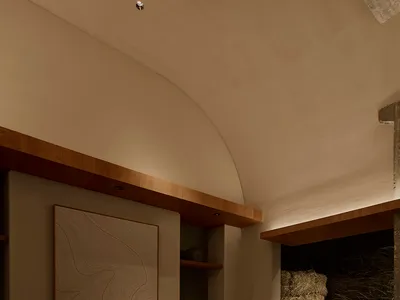 現代侘寂風餐廳，設有木製餐桌與四張軟墊椅，牆上掛有大型地形木藝作品，嵌入式木製層架，以及在高聳弧形混凝土天花板與溫暖環境照明下的醒目稻草牆。