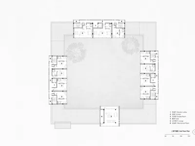 黑白建築平面圖，顯示U型飯店二層樓的房間配置、走廊、電梯大廳，以及設有樹木的大型中央庭園。