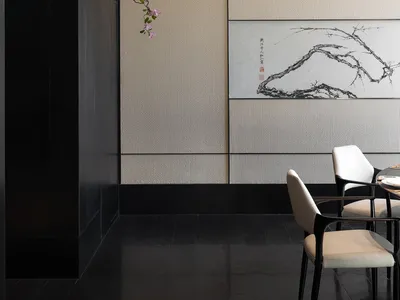 現代中式餐廳，深色木質家具、米白色織紋壁板、大型水墨山水畫，以及懸掛的粉色花枝。