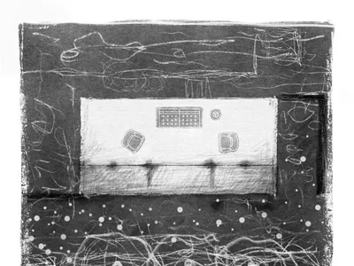 單色綜合媒材藝術作品，從上往下描繪客廳平面圖，包含兩張扶手椅、一張長沙發與電視櫃，周圍環繞抽象炭筆塗鴉與白色圓點圖案，背景為深色。
