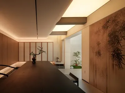 現代極簡風格餐廳，長形深色胡桃木餐桌、黑色木椅、溫暖的間接照明，以及繪有傳統竹林的大型滑門，通往小型禪意庭園。