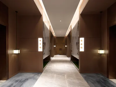 長型現代中式飯店走廊，深色木質板材、大尺寸大理石地板、懸掛式燈籠壁燈，以及傳統水墨畫牆板。