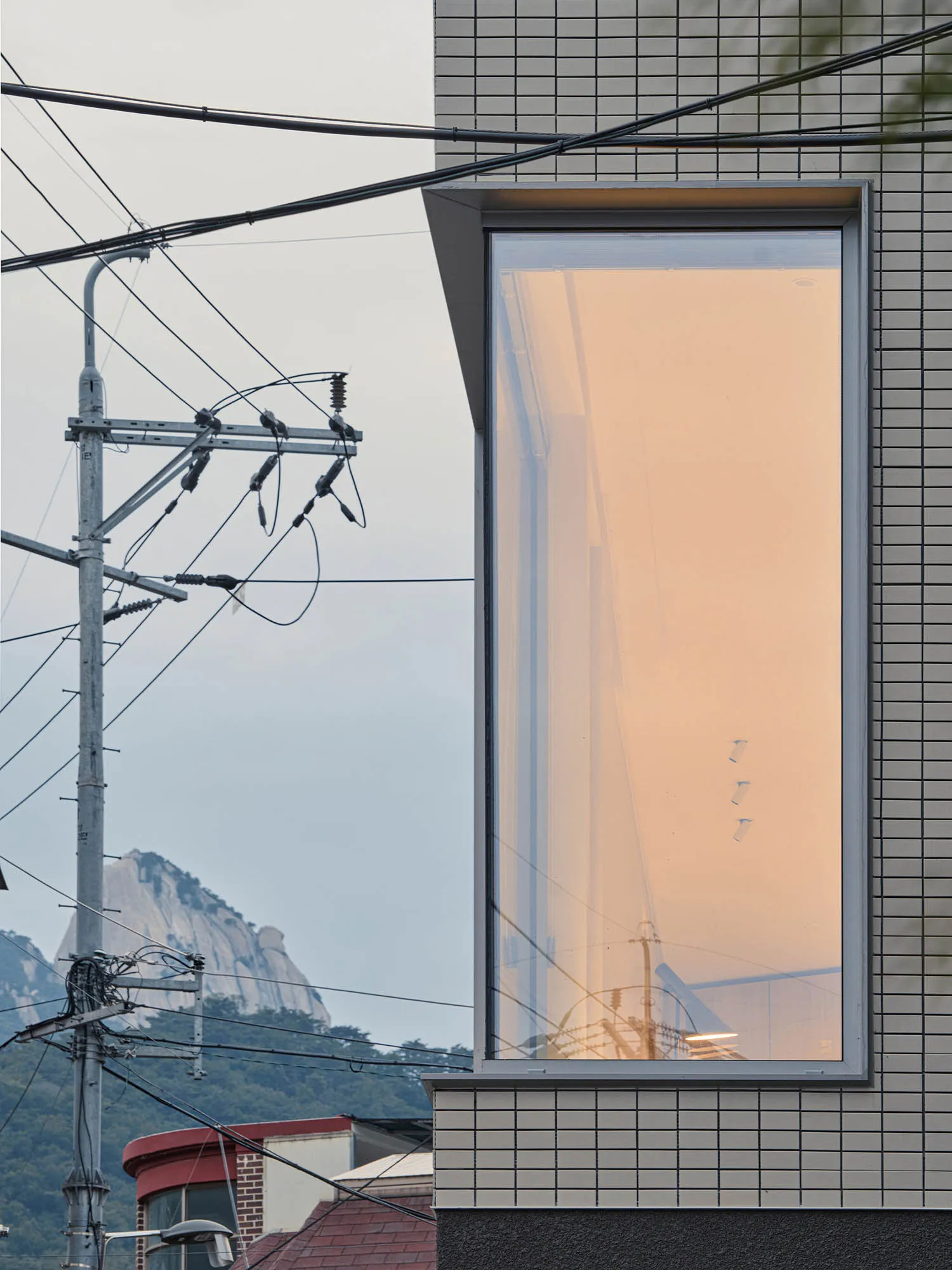 一座現代建築外觀，擁有大型玻璃面板。