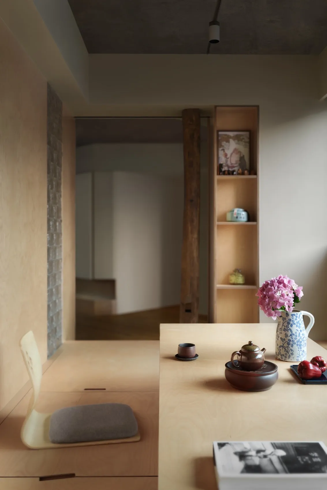 現代走廊，展現木質、混凝土與磚牆材質