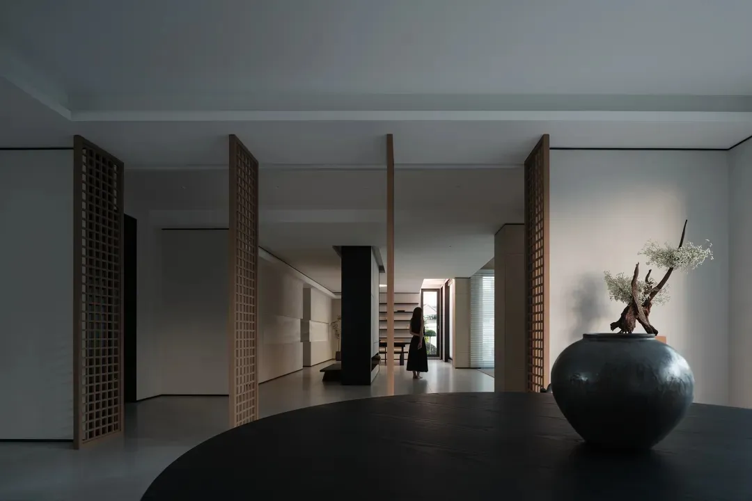 Minimalist living room with wooden lattice and black table