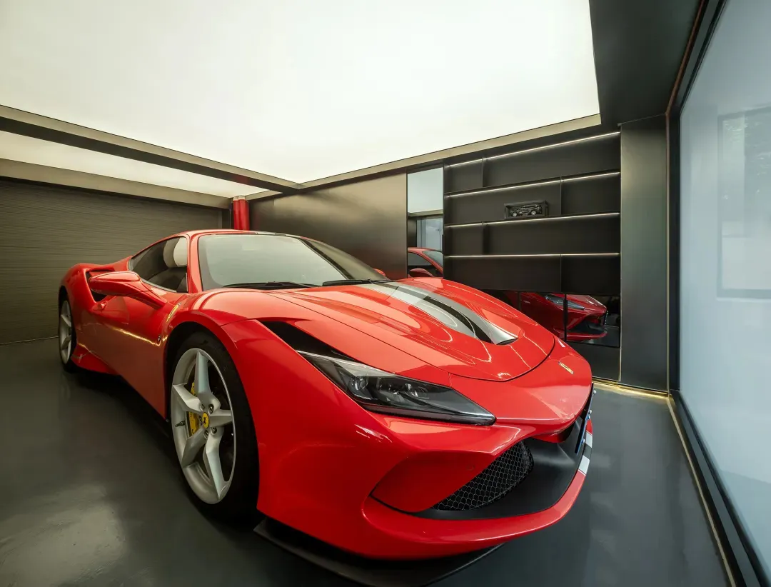 一輛流線型金屬紅跑車停放在現代展示廳內。