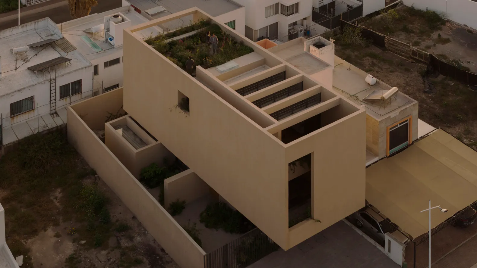 一座現代住宅增建，設有屋頂花園，採用混凝土與玻璃材質。