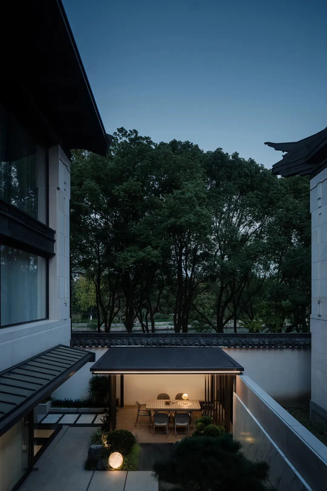 現代住宅餐廳空間,融入木質元素與氛圍照明。