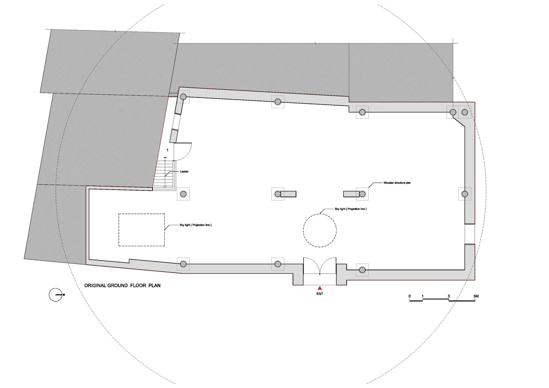建築物一樓的建築平面圖，顯示樓層配置以及樓梯、窗戶和門等結構元件