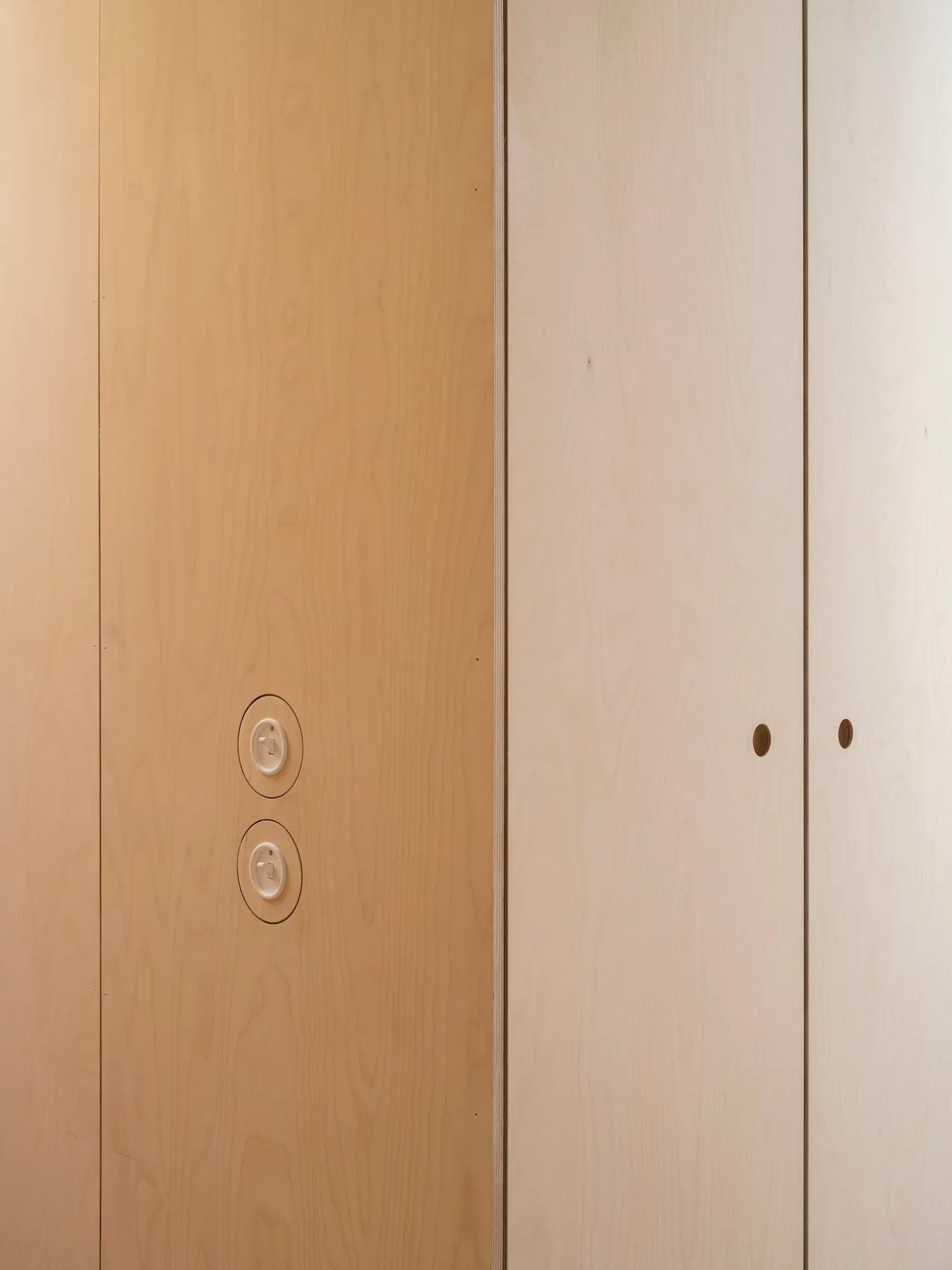 Comparison of natural wood and plywood panels in interior design