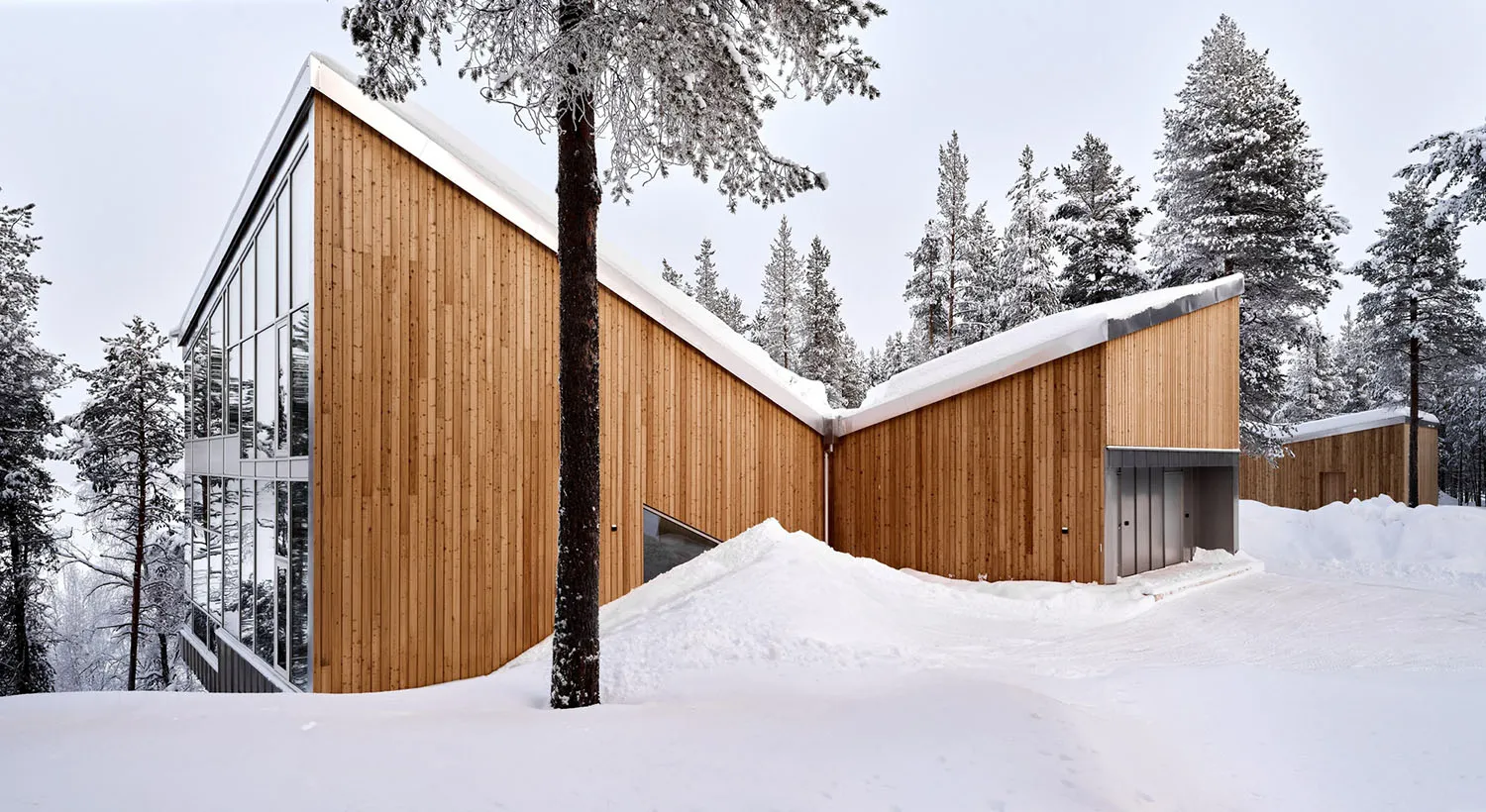 現代住宅建築,外牆採用木質材料,周圍環繞雪景