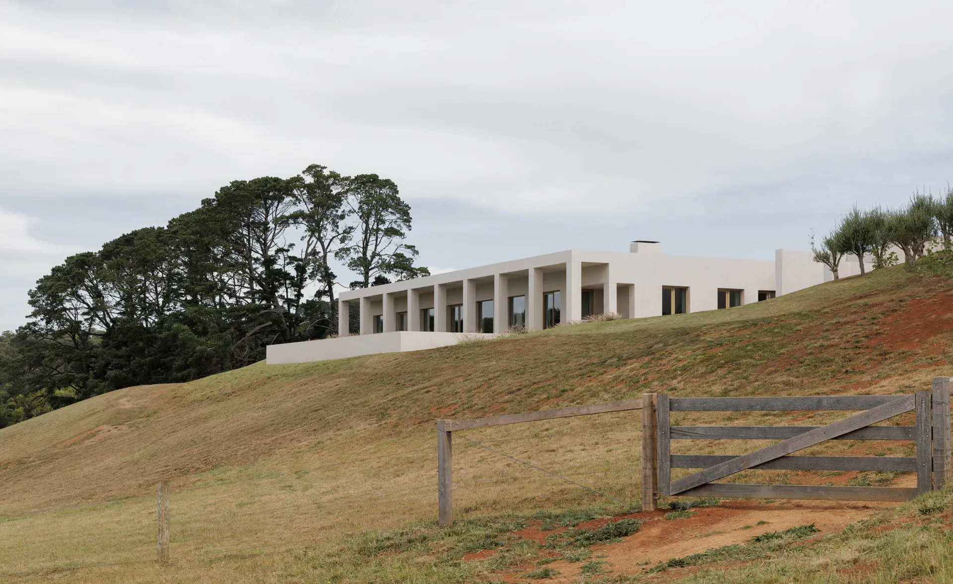 一座現代住宅建築附有混凝土增建部分。
