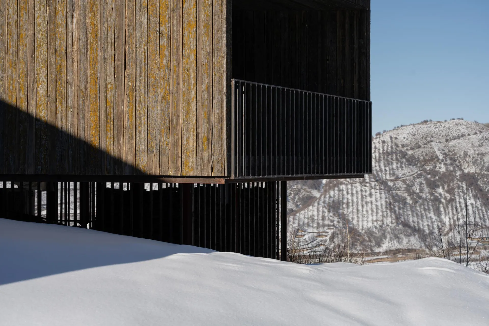 木造建築物設有陽台，俯瞰雪景。