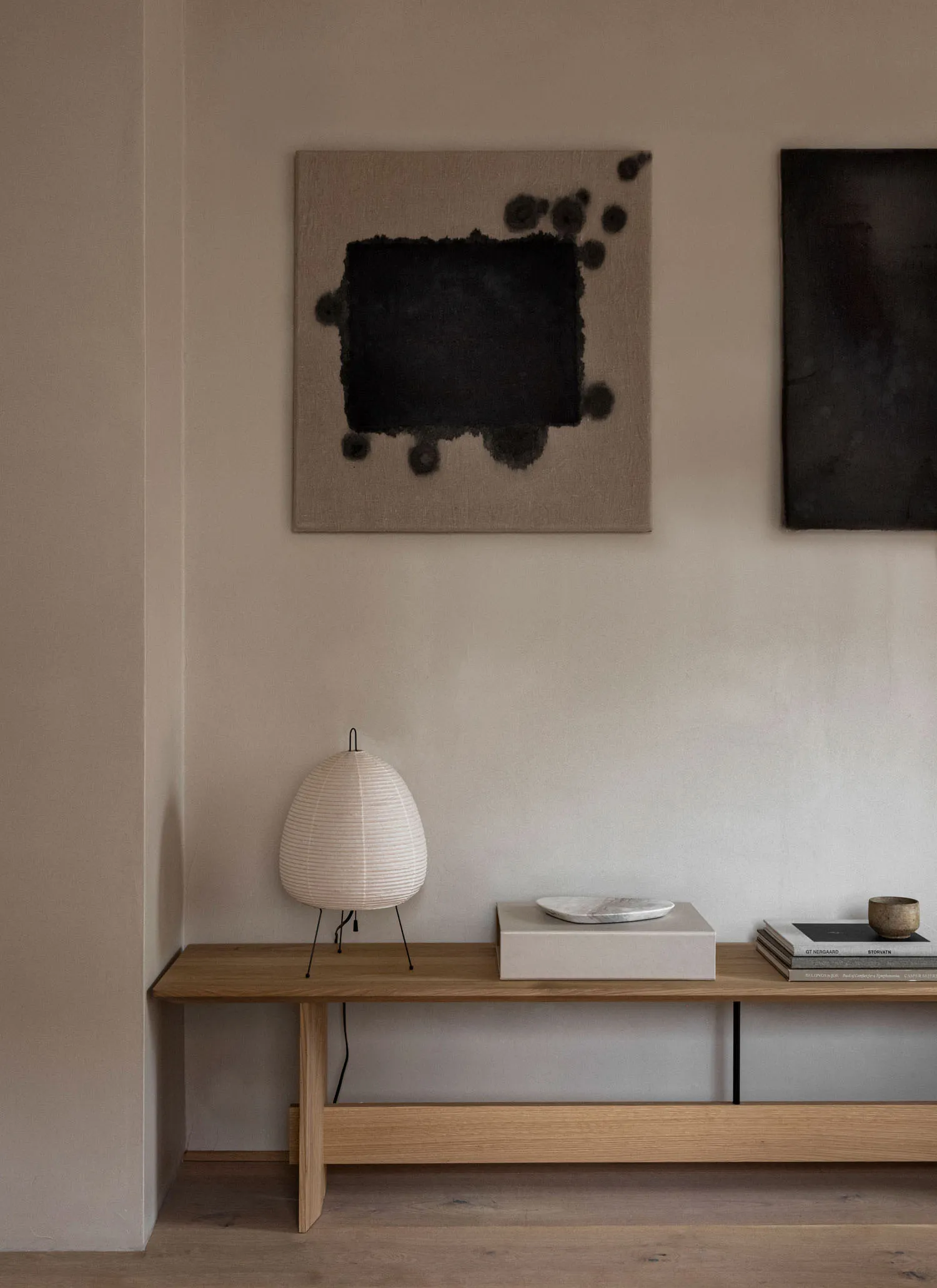 簡約客廳以木質家具為主,並在牆面懸掛抽象藝術作品。
