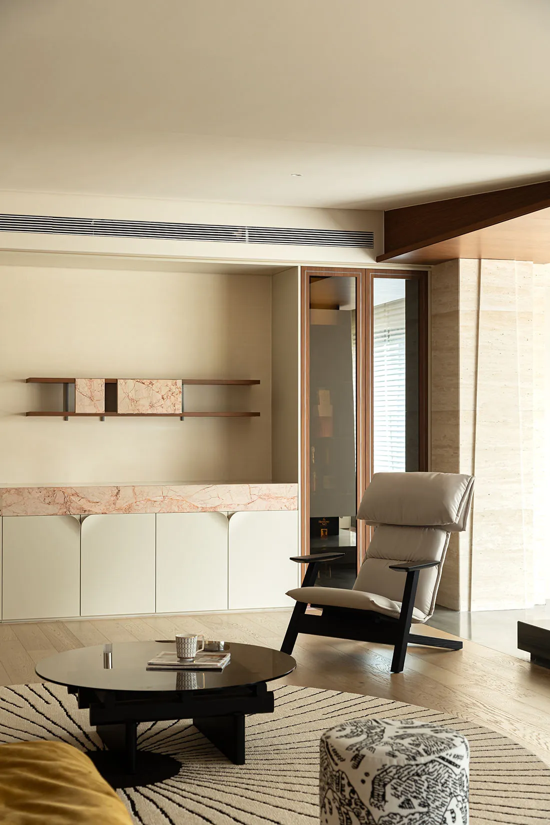 Modern minimalist living room with natural marble elements, featuring minimalist furniture and a cozy ambiance.