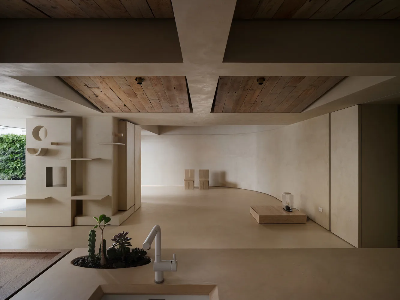極簡住宅室內,展現混凝土牆面與木質元素。
