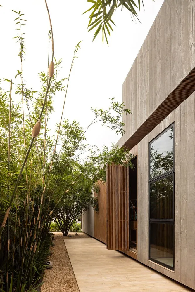 一座現代建築採用混凝土外觀，具備簡約設計元素。