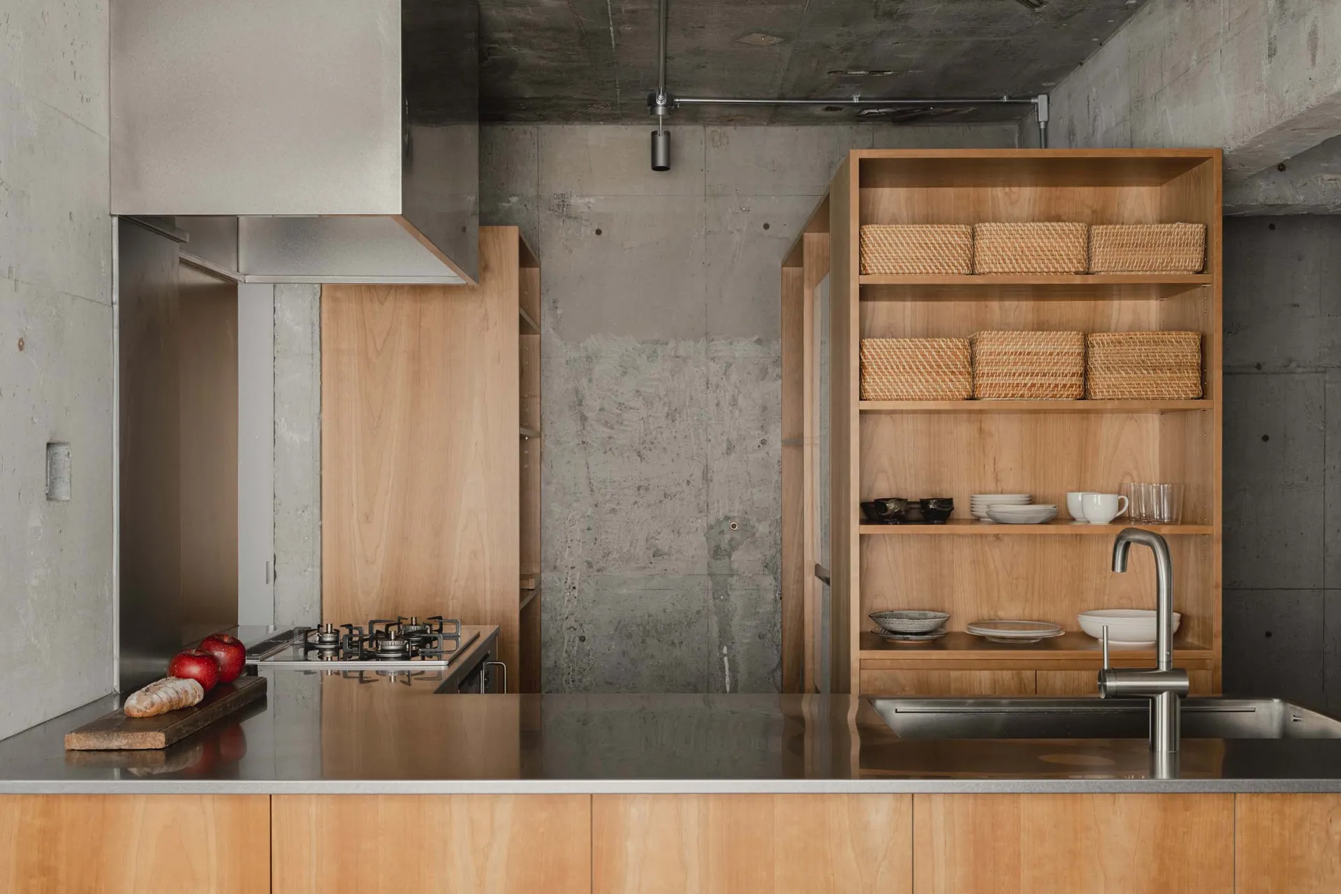 現代簡約住宅廚房,混凝土六角形圖案 backsplash、木質櫥櫃與不鏽鋼設備