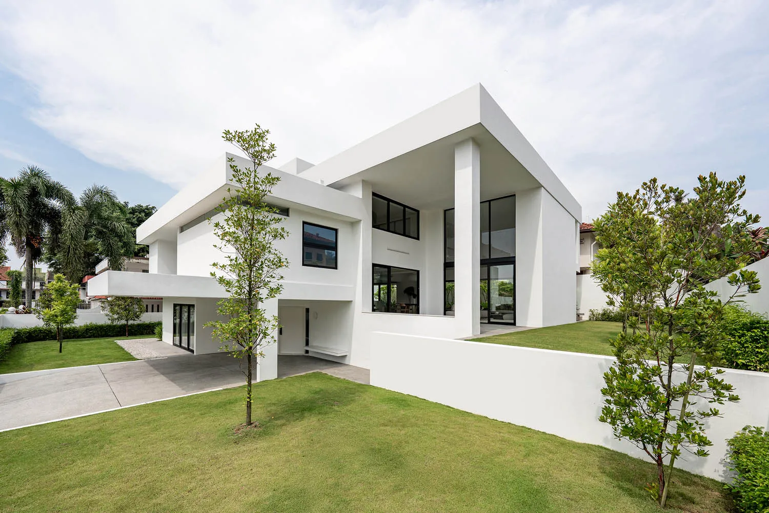 現代極簡風格住宅,白色混凝土外牆搭配大型落地窗。