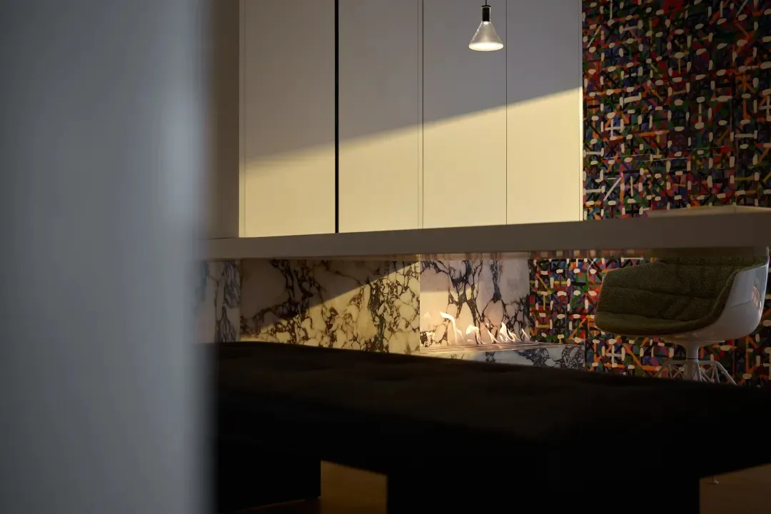 A modern restaurant bar featuring marble accents.