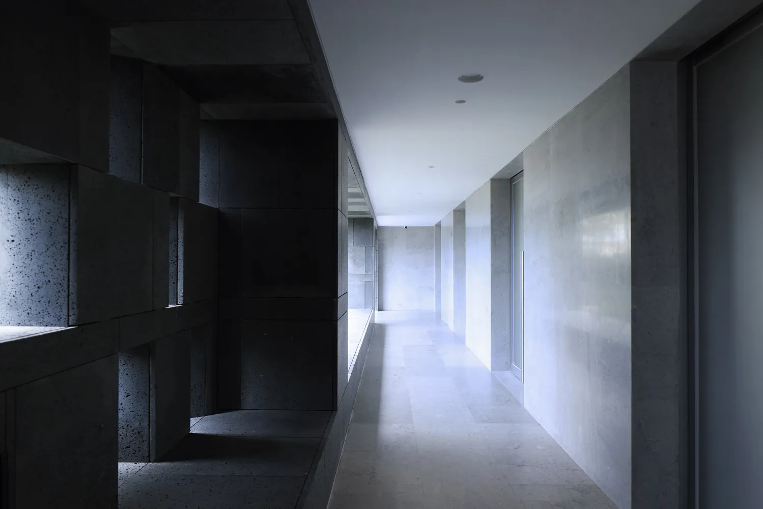 現代建築走廊,混凝土牆面與地板。