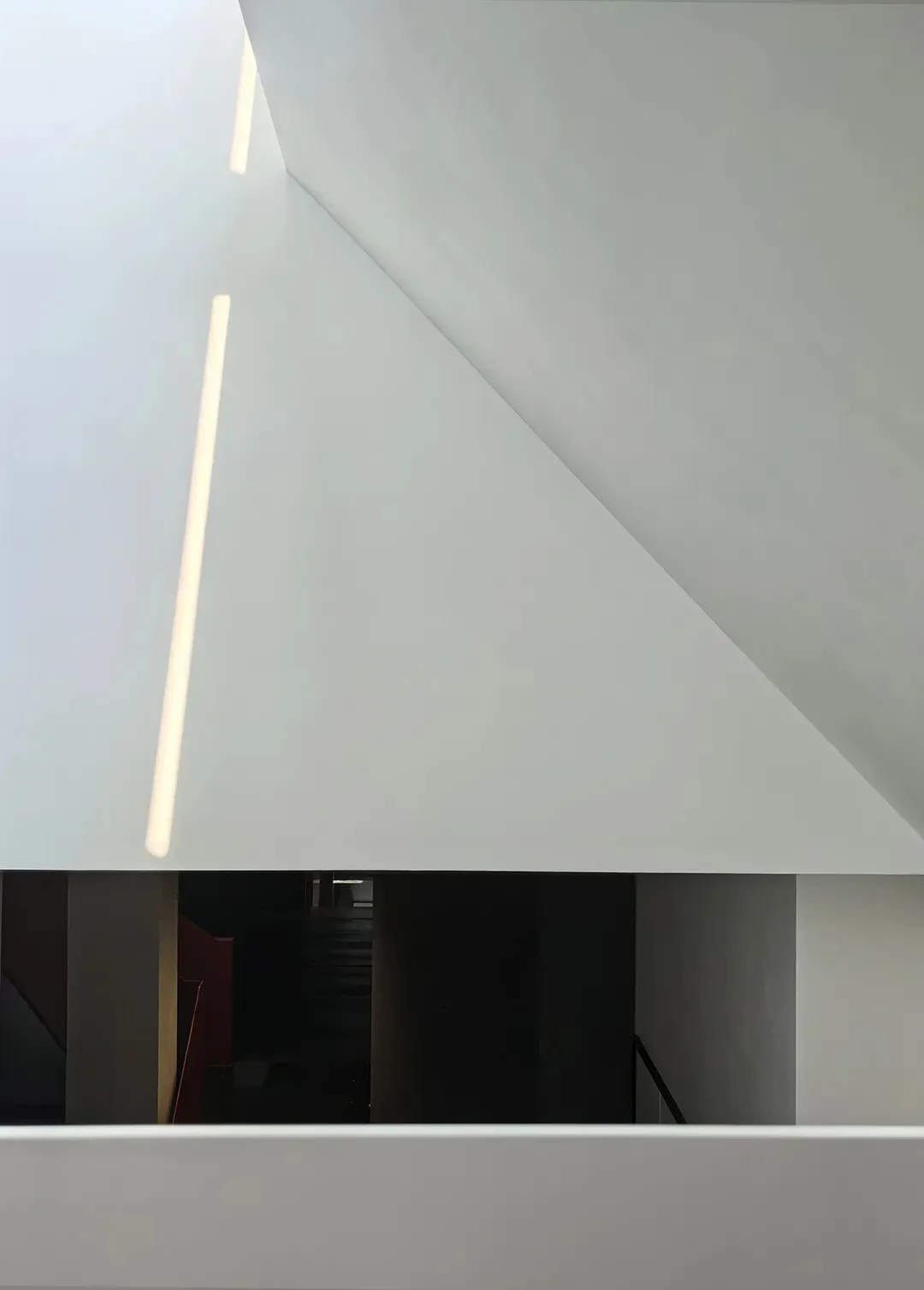 極簡現代室內建築空間,採用混凝土與玻璃材質。