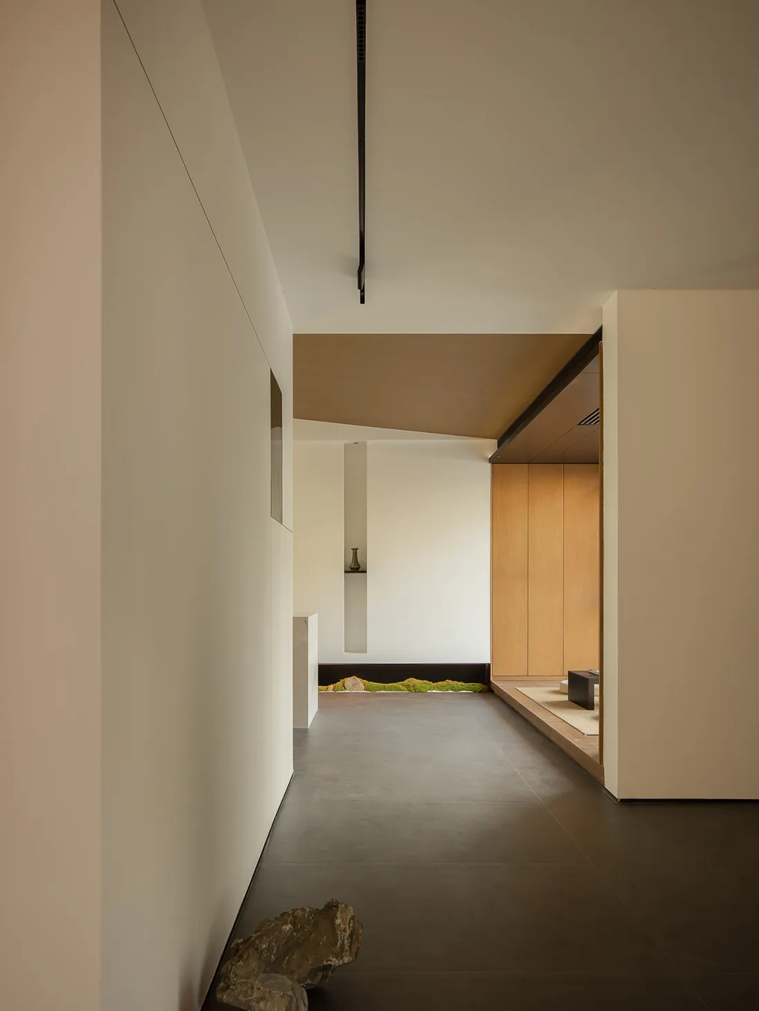 極簡室內空間，採用混凝土地板與牆面。