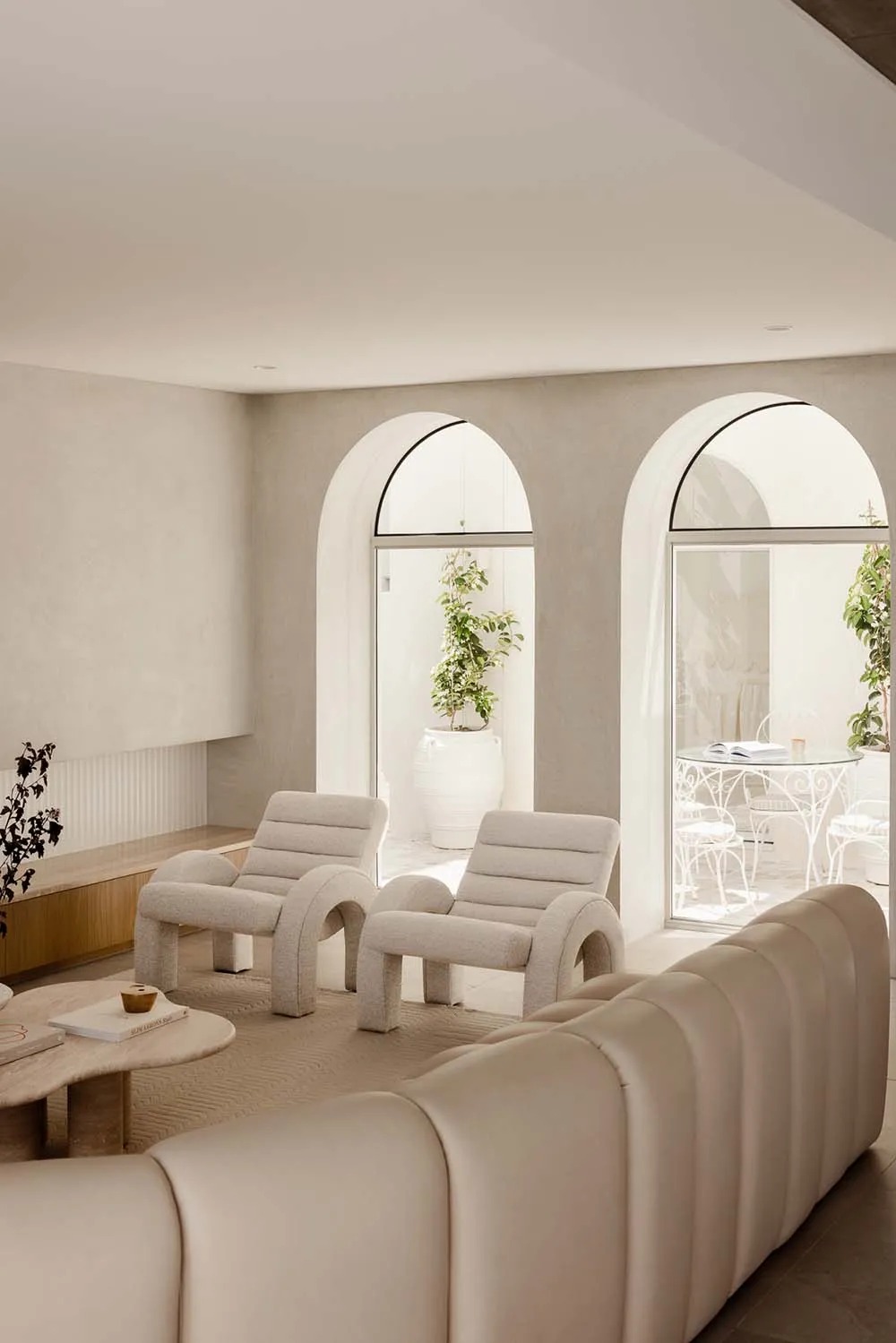 簡約客廳以米色布藝家具與現代設計為特色。