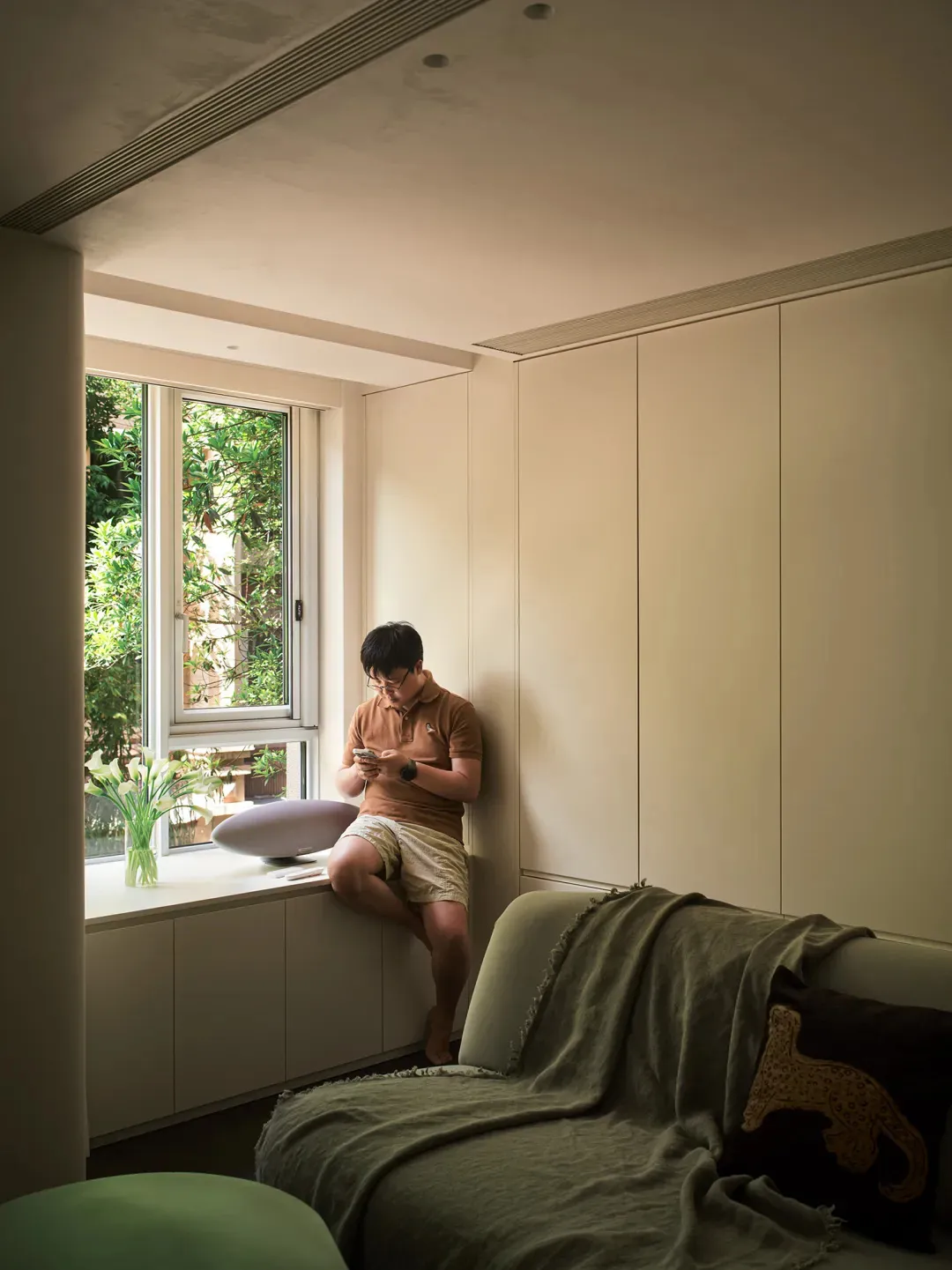 A minimalist bedroom with concrete walls and a comfortable bed.