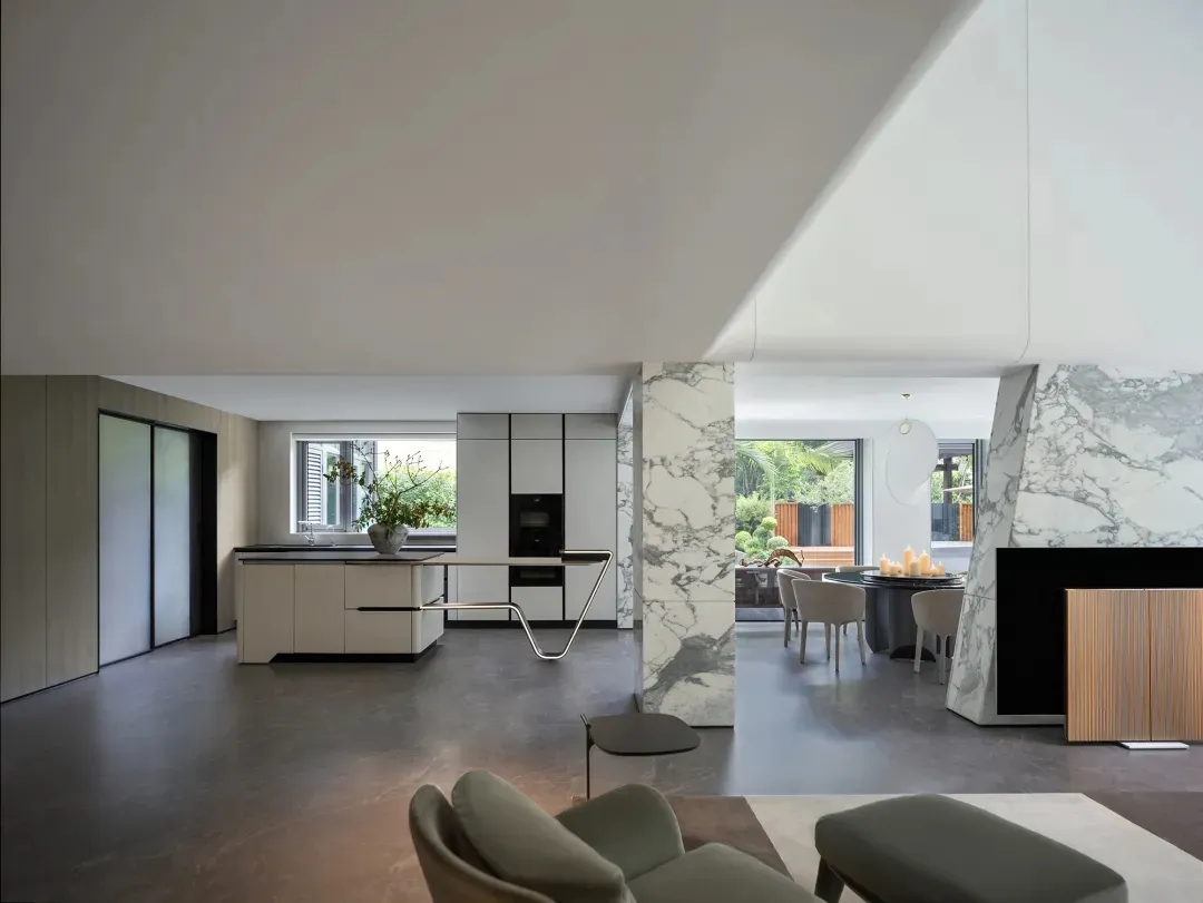 Modern kitchen with marble finishes and a minimalist design.