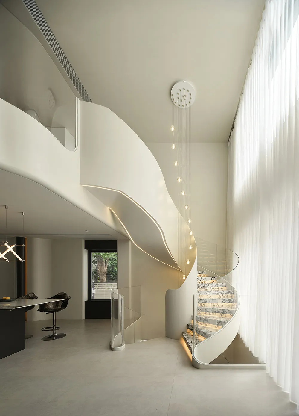 以大理石、玻璃與混凝土材質打造的現代室內設計。
