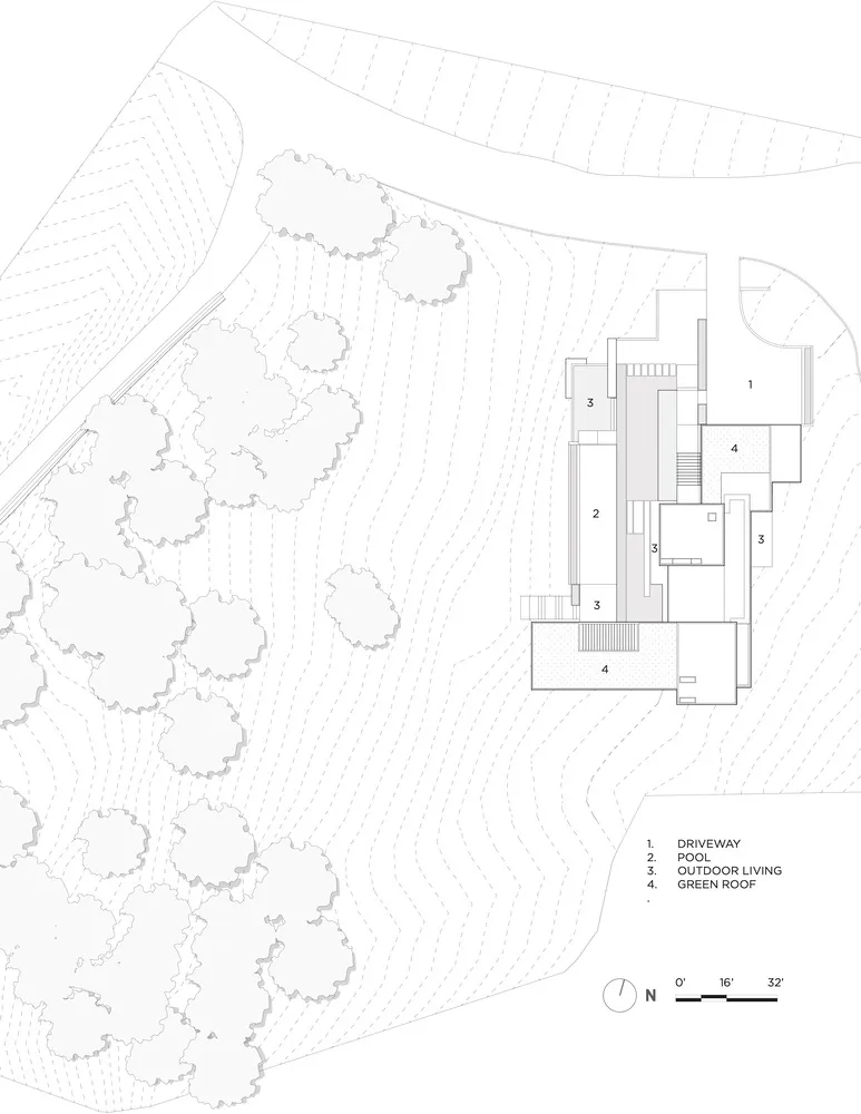 一張現代住宅平面圖,包含戶外生活區、車道、游泳池與綠屋頂。