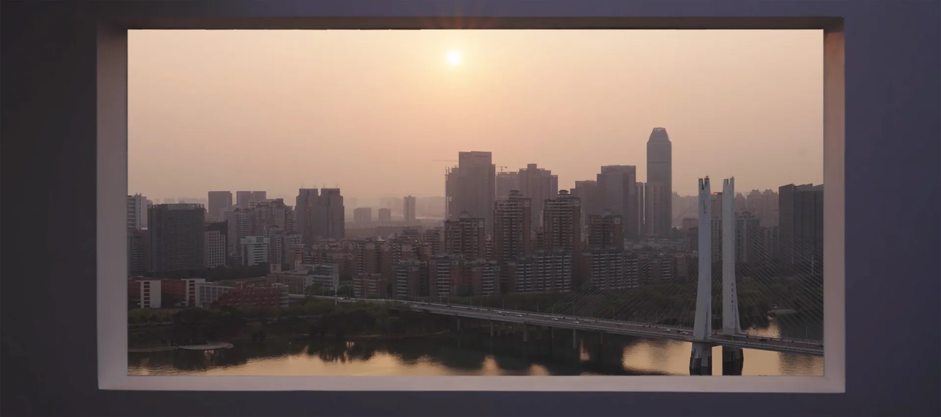 日落時分的城市景觀,展現由混凝土、玻璃與鋼鐵打造的現代建築。