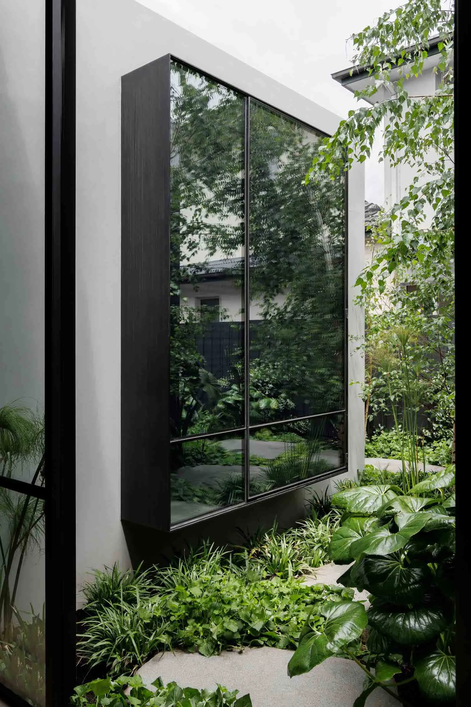 現代外觀設計，採用玻璃牆與鋼構搭配花園小屋延伸。