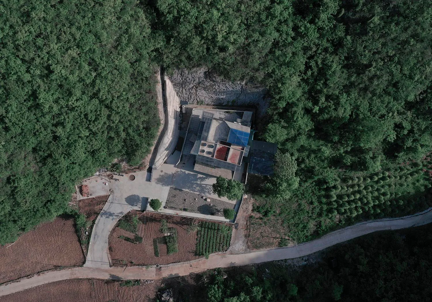 俯瞰現代住宅,展現混凝土與木質材料。