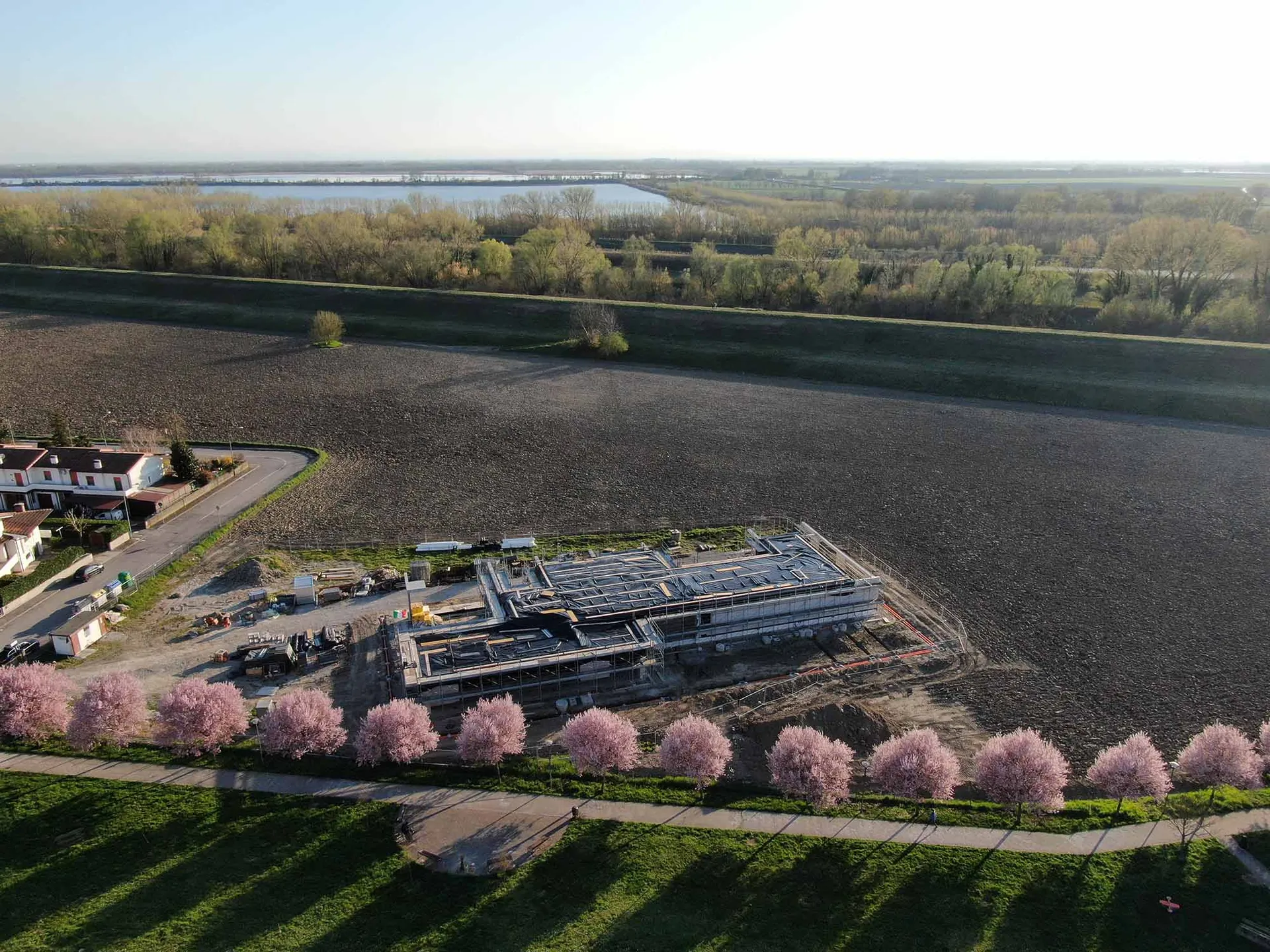 一個以混凝土材料建造的建築工地。