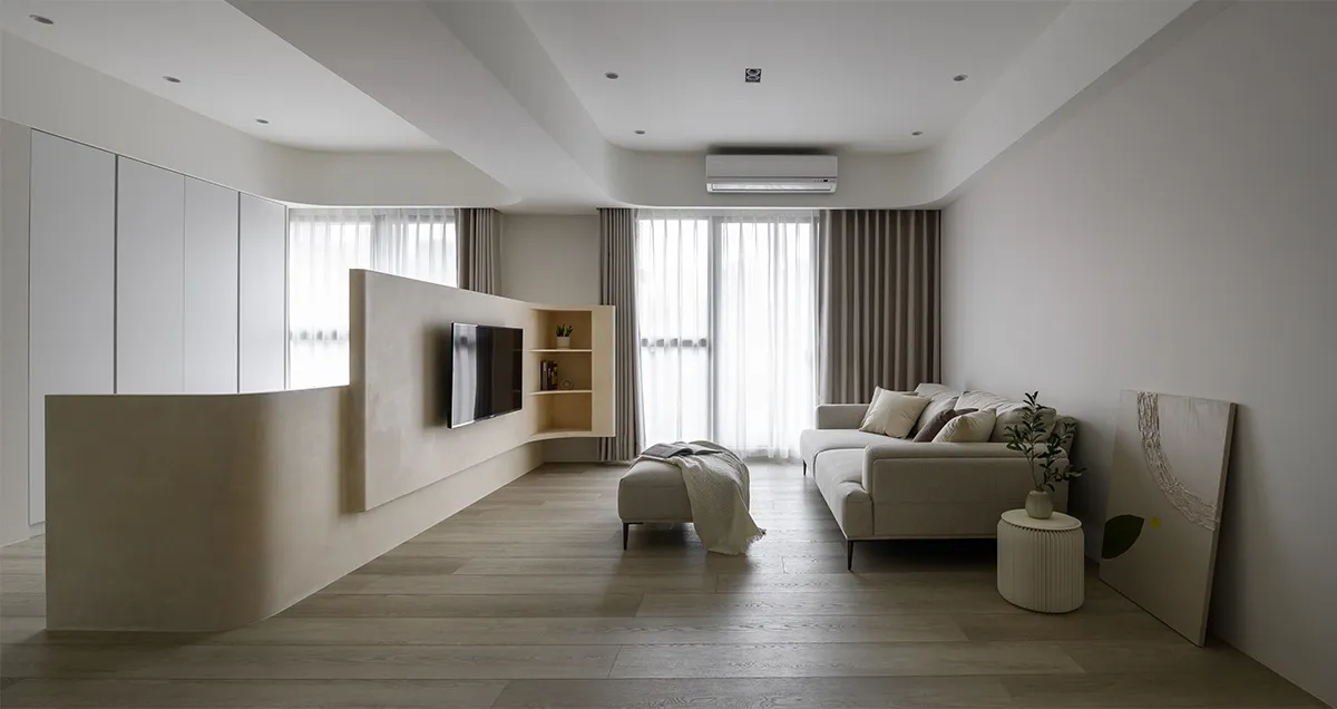 現代中性客廳,配有舒適沙發、電視與冷氣機。
