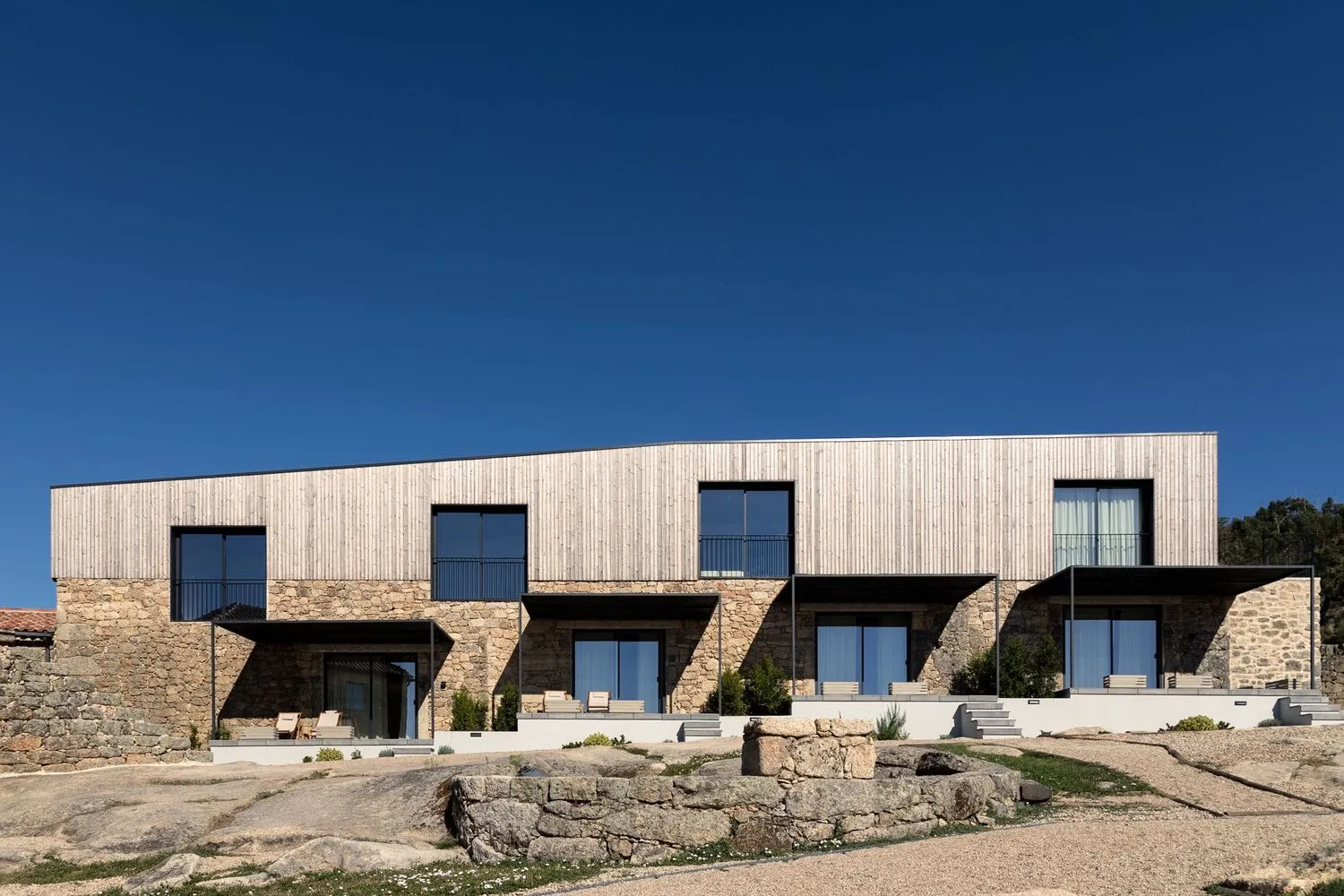 現代住宅建築，採用木質與石材