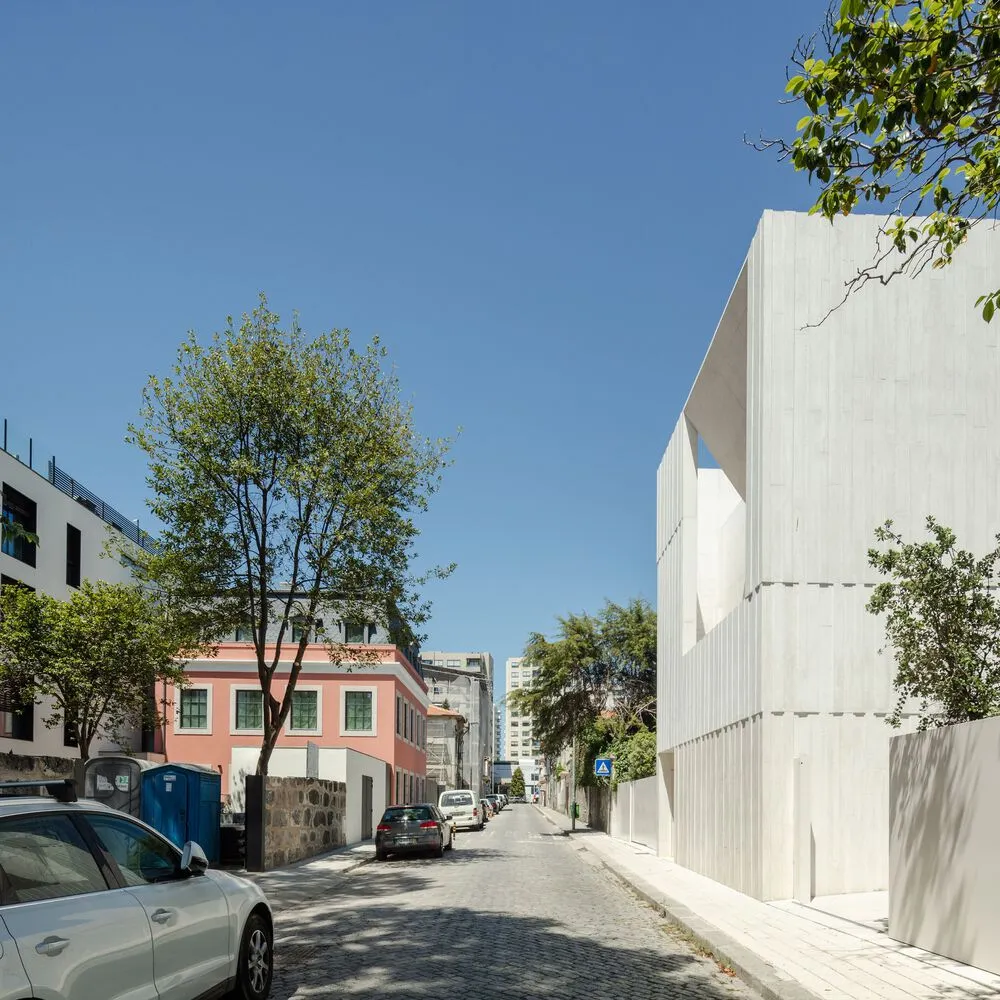 現代住宅增建,搭配混凝土結構柱,適合都市生活。