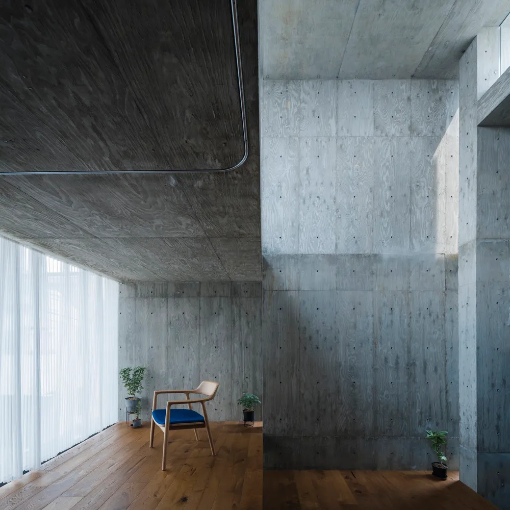A minimalist concrete interior design showcasing clean lines and unadorned surfaces.