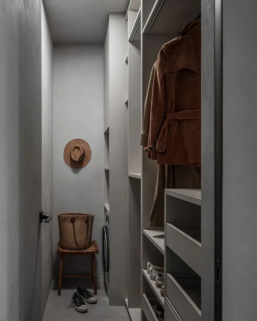 現代簡約衣櫥，搭配開放式層板與懸掛外套。