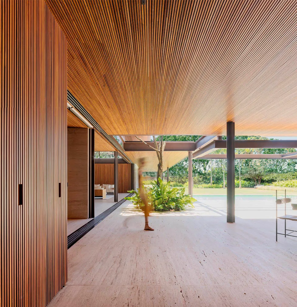 現代建築室內空間,展現木質結構與地板。